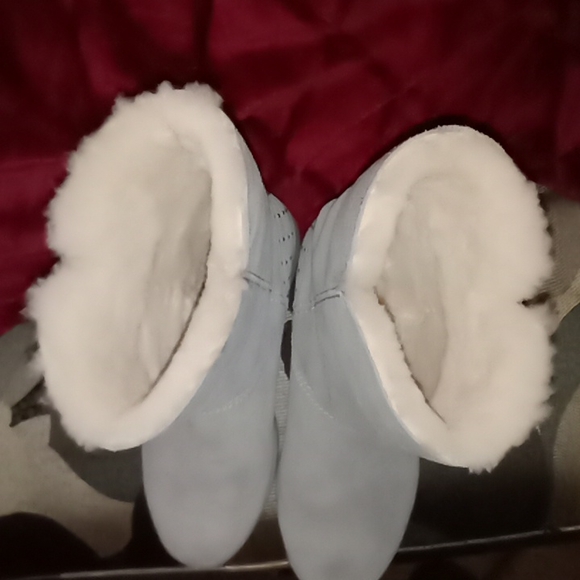 Uggs - Picture 3 of 7